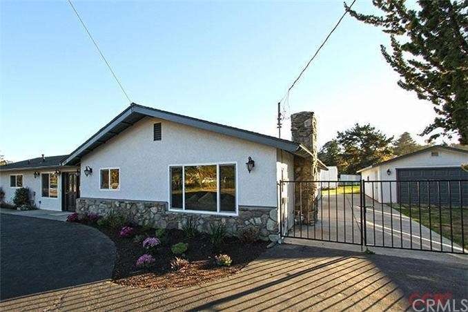 Circular driveway with Iron double gates for off s