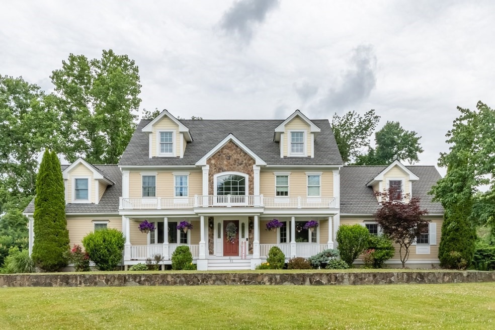 81 Betty Ann Ln, Dracut, MA 01826 - photo 1