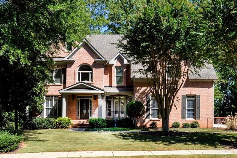 Classic curb appeal, a covered front entry and thr