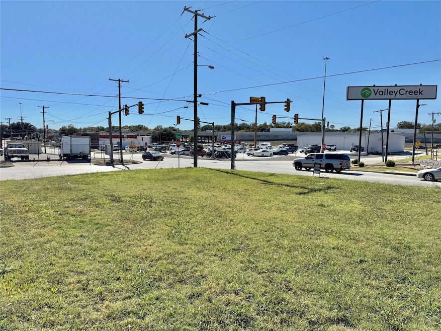 619 W Broadway St, Gainesville, TX 76240 - photo 1