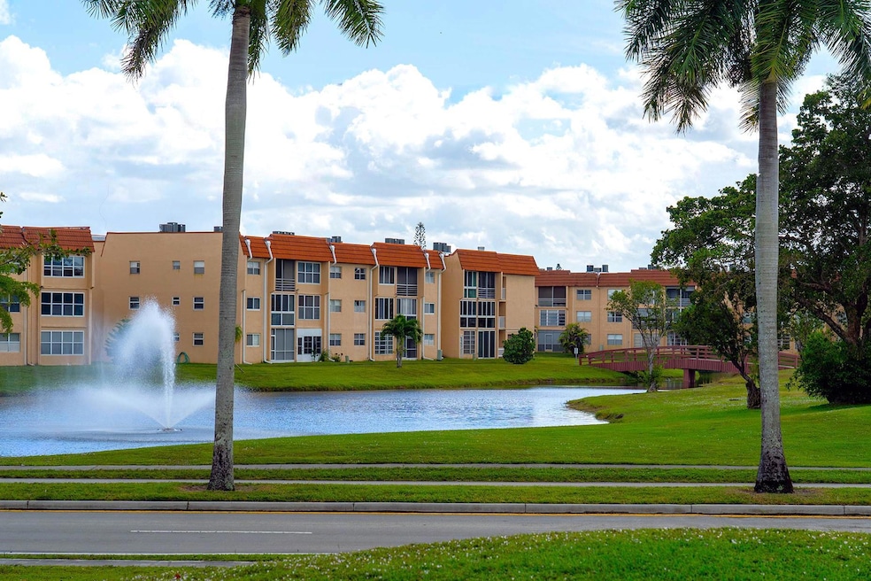 9061 Sunrise Lakes Blvd unit 109, Sunrise, FL 33322 - photo 1