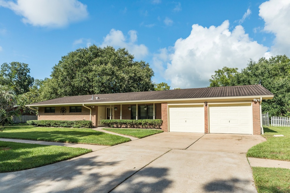 201 N Jane St, Alvin, TX 77511 - photo 1