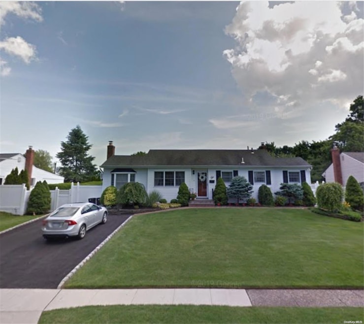 10 Dorian Ln, ComMacK, NY 11725 - photo 1