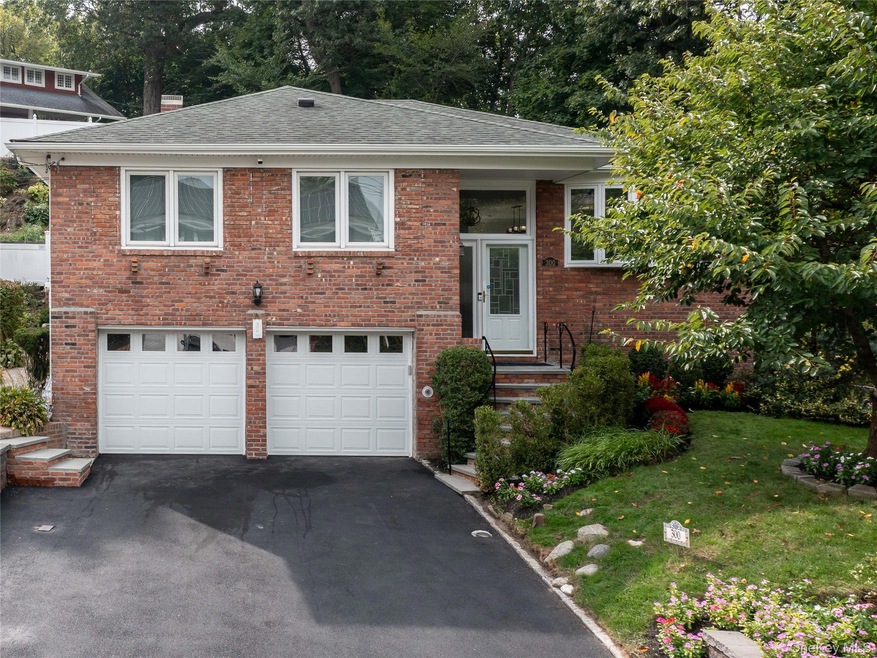 300 Thompson Shore Rd, Manhasset, NY 11030 - photo 1