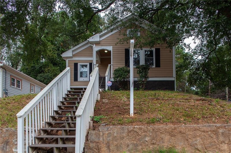 CHARMING THREE BEDROOM BUNGALOW IN CASCADE MANOR