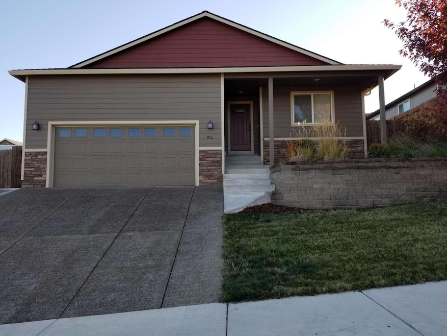 911 Stonewater Dr, Eagle Point, OR 97524 - photo 1