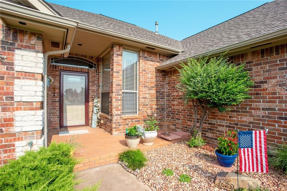 901 Kelsi Dr, Moore, OK 73160 - photo 1