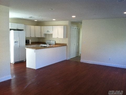 579 Middle Rd unit 2, Bayport, NY 11705 - photo 1