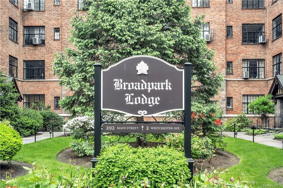 292 Main St unit 2D, White Plains, NY 10601 - photo 1