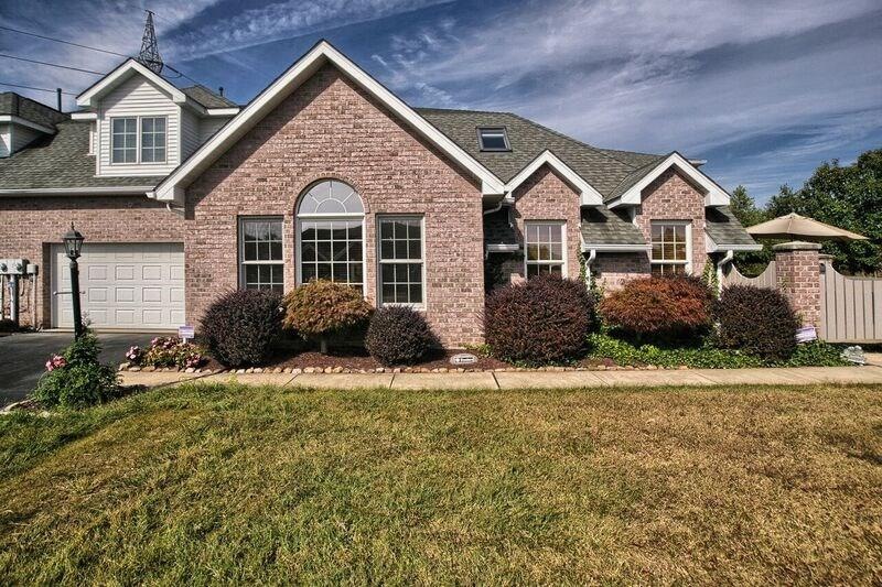 WELCOME HOME TO 1533 PARKWOOD POINT!!!