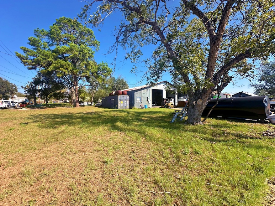 215 E College St, Pleasanton, TX 78064 - photo 1