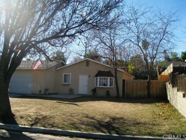 Nice sized yard in front!
