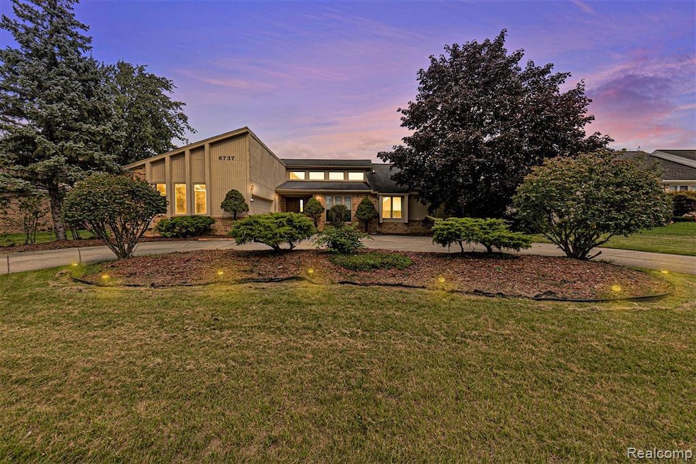 6737 Brookeshire Dr, West Bloomfield, MI 48322 - photo 1