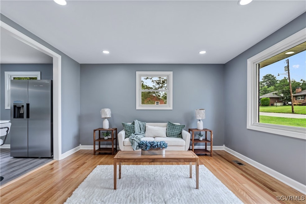 Sitting room with light hardwood / wood-style floo