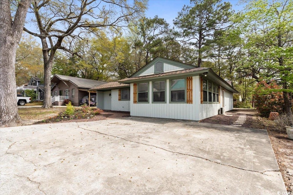 View of front of house with driveway