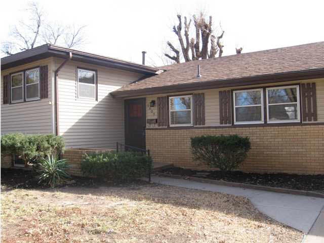 GREAT TRI LEVEL HOME IN MATURE NEIGHBORHOOD. GREAT