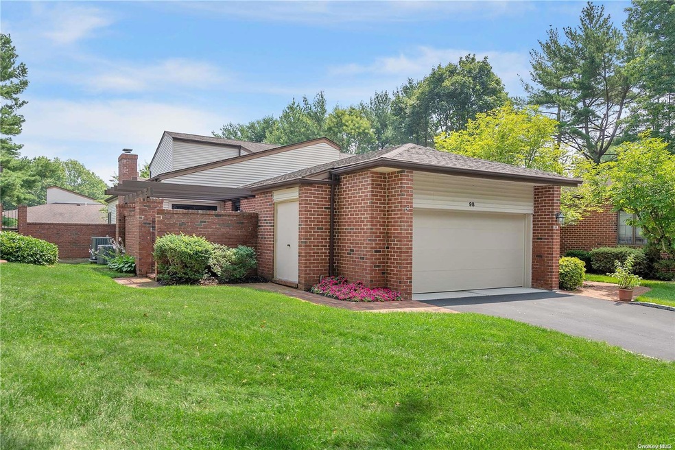 98 Crow's Nest unit 98, Manhasset, NY 11030 - photo 1