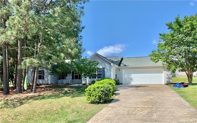 1572 Stonecroft Dr, Lincolnton, NC 28092 - photo 1