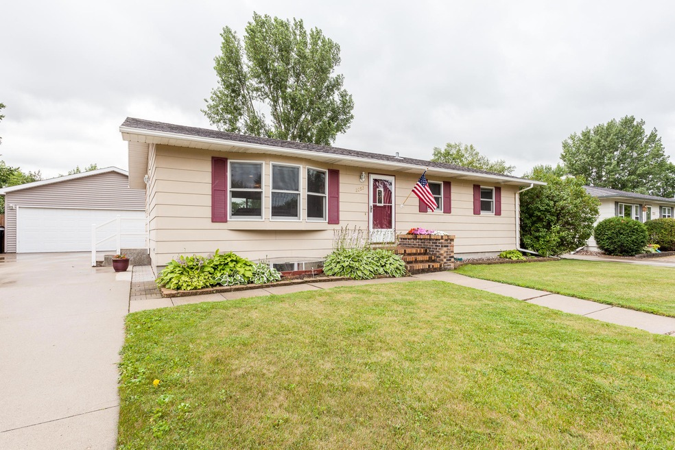 2253 Fallcreek Ct, Grand Forks, ND 58201 - photo 1