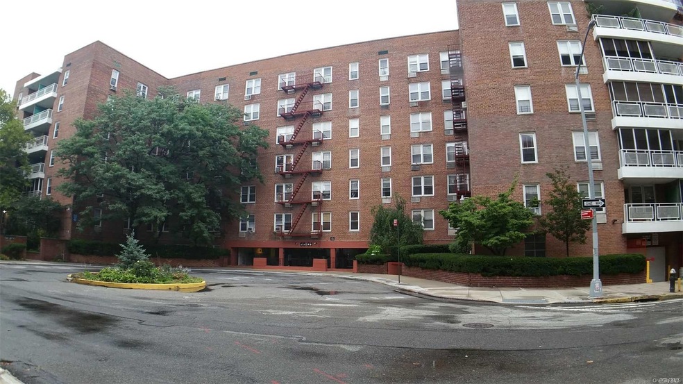 Thornton Burns Owners unit 4M, Rego Park, NY 11374 - photo 1