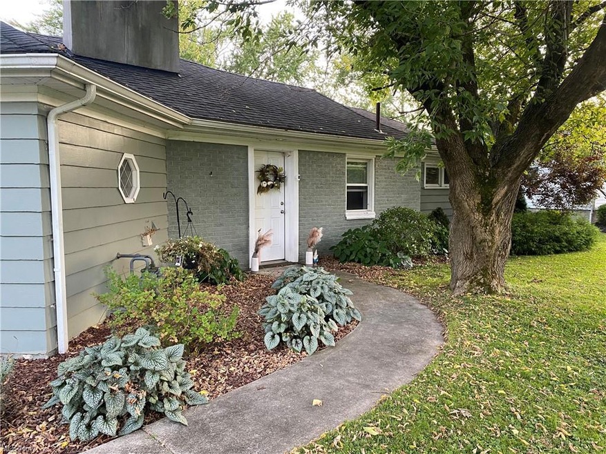 Property entrance with a yard