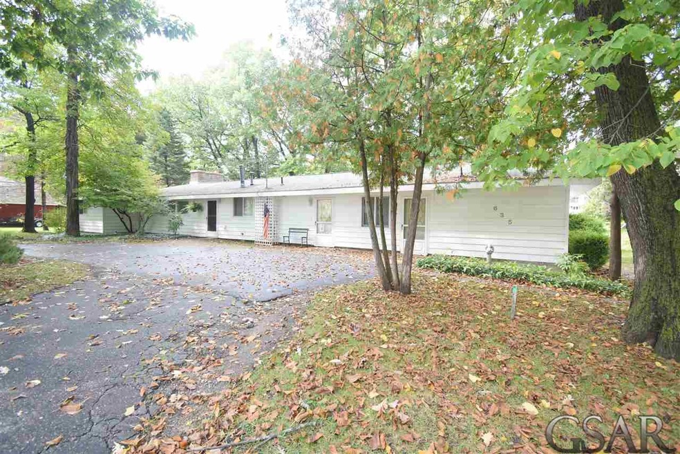 635 7th St, Owosso, MI 48867 - photo 1