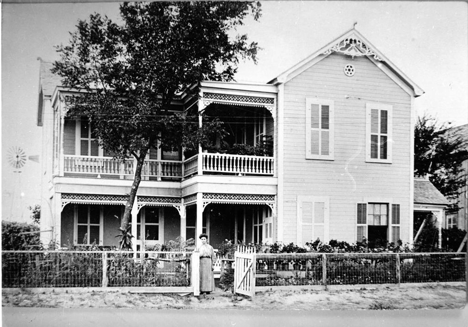 413 W Creek St, Fredericksburg, TX 78624 - photo 1