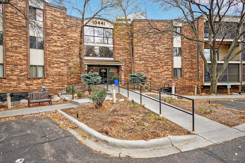 10441 Greenbrier Rd unit 222, Hopkins, MN 55305 - photo 1