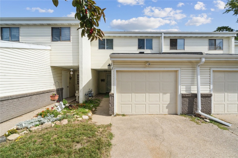 51 29th Avenue Dr SW unit 7, Cedar Rapids, IA 52404 - photo 1