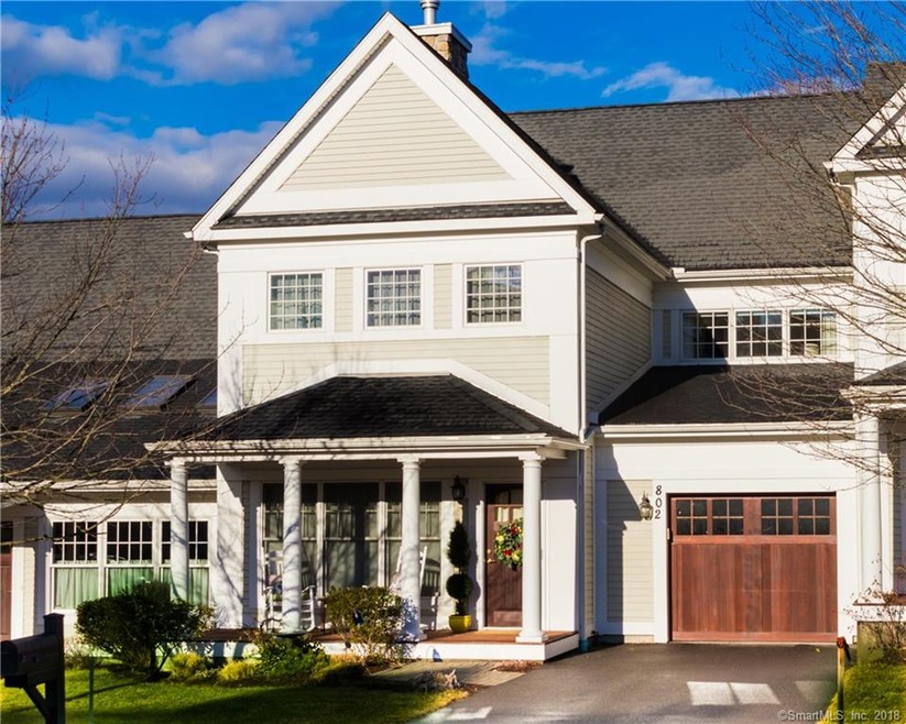 STUNNING TOWNHOUSE COMPLETE WITH COVERED FRONT POR