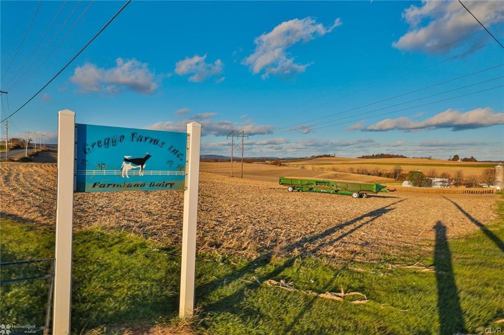 1574 Pen Argyl Rd, Pen Argyl, PA 18072 - photo 1