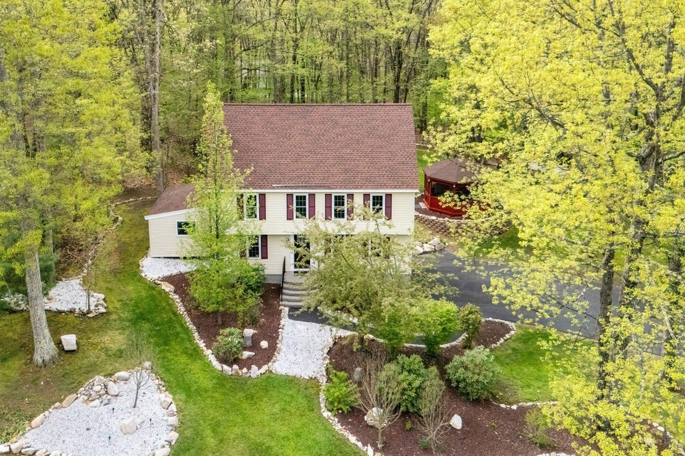 11 Spruce St, Londonderry, NH 03053 - photo 1