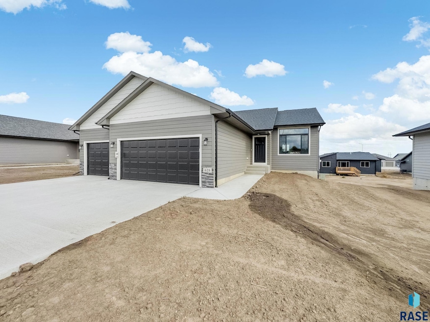 628 N Yankee Ave, Sioux Falls, SD 57110 - photo 1