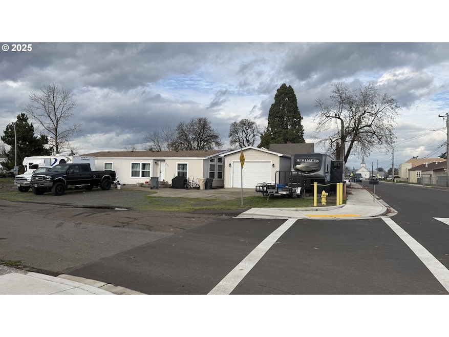 370 S 6th St, Harrisburg, OR 97446 - photo 1