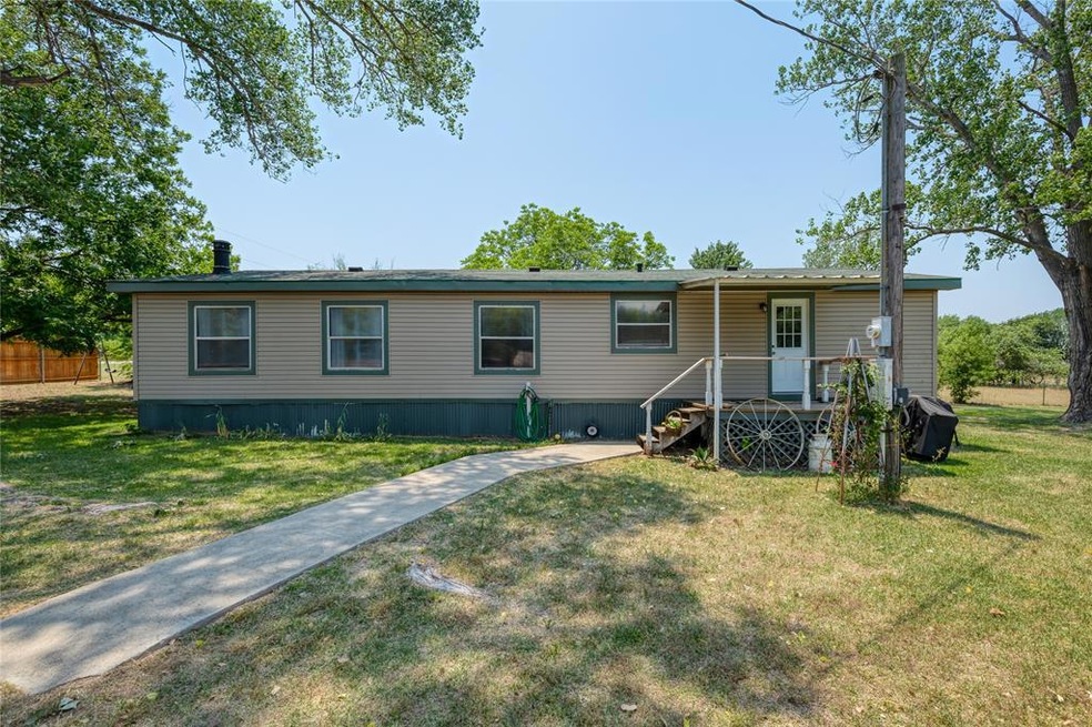 633 Newsom Rd, Azle, TX 76020 - photo 1