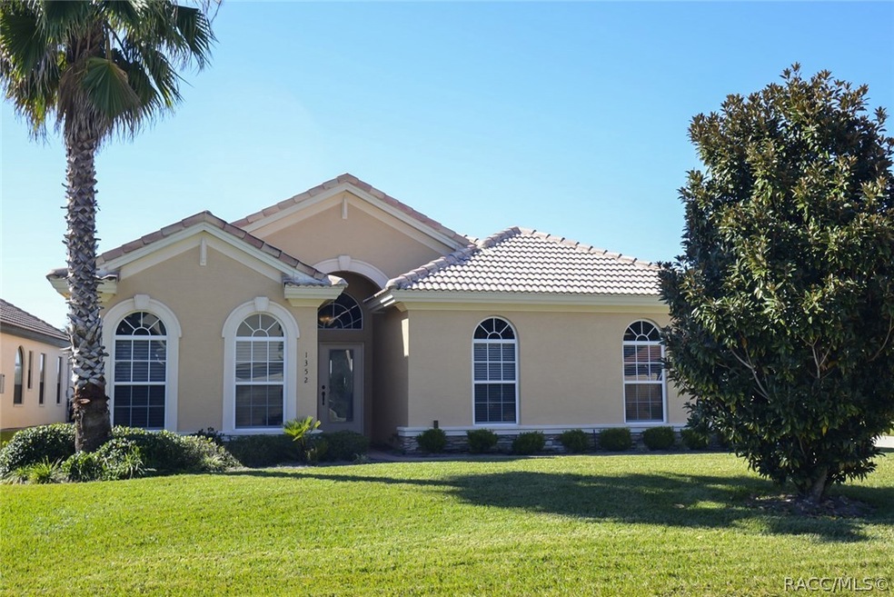 1352 W Diamond Shore Lp, Lots of wonderful windows