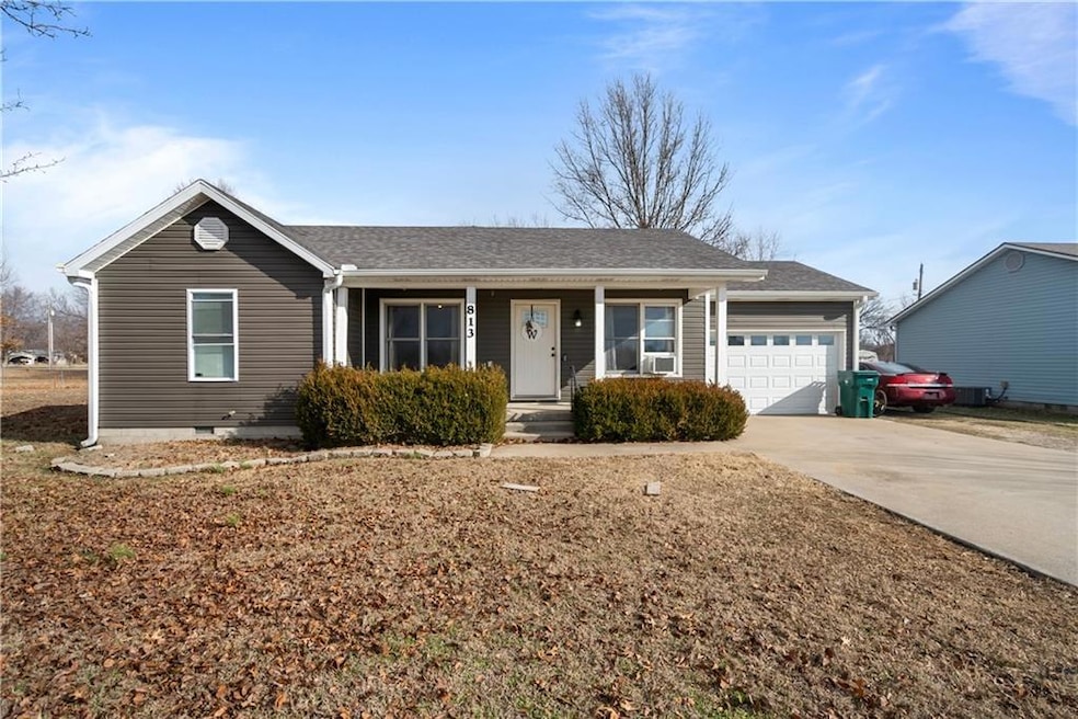 813 Alice Ave, Parsons, KS 67357 - photo 1