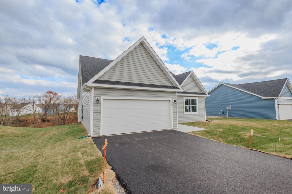 318 Vicksburg Ct, Martinsburg, WV 25404 - photo 1