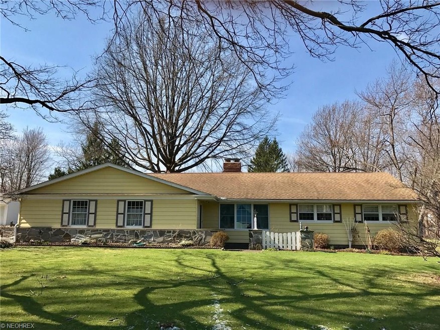 RANCH ON  3/4 ACRE OF LAND. SIDE ENTRY 2 CAR GARAG