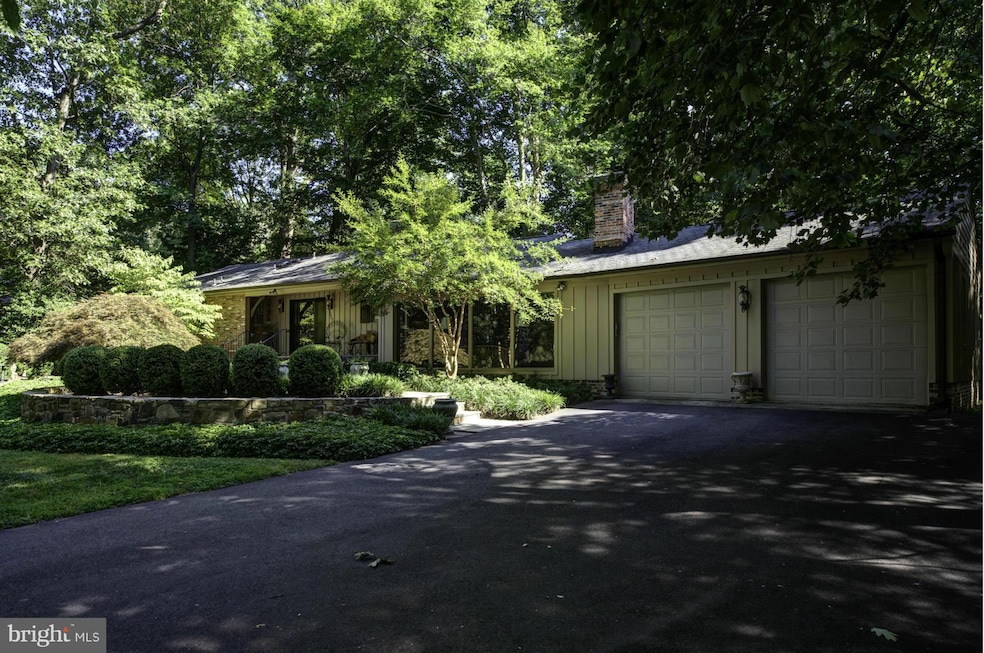 8909 Glenbrook Rd, Fairfax, VA 22031 - photo 1