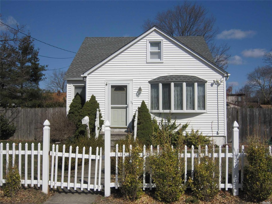 35 Ferndale Ct, Copiague, NY 11726 - photo 1