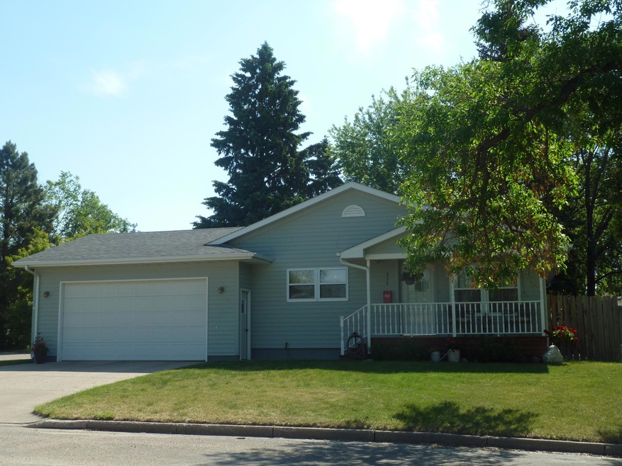 222 11th Ave NE, Jamestown, ND 58401 - photo 1