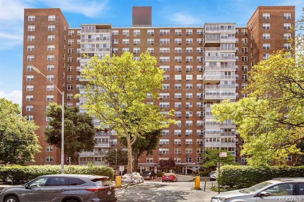 Carlyle Skyline Towers unit 2B, Flushing, NY 11355 - photo 1