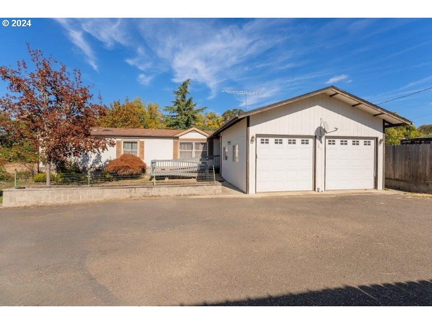 217 NE Peggy Ave, Roseburg, OR 97470 - photo 1