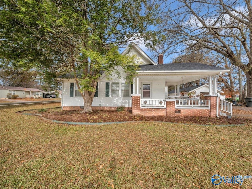 112 W Cherry St, Scottsboro, AL 35768 - photo 1