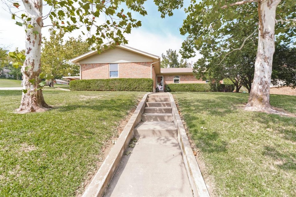 1610 S Cliff St, Decatur, TX 76234 - photo 1