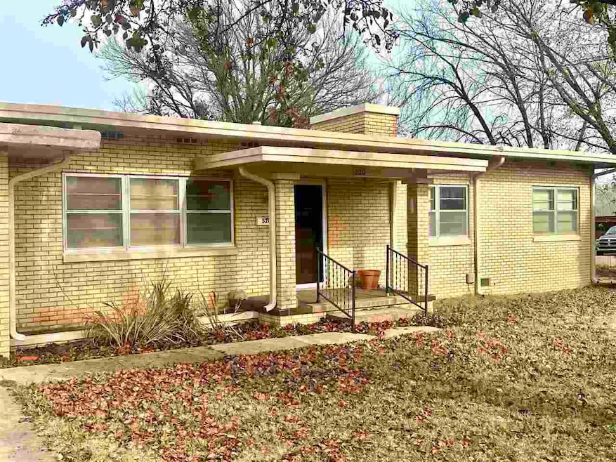 520 E Coolidge Ave, Blackwell, OK 74631 - photo 1