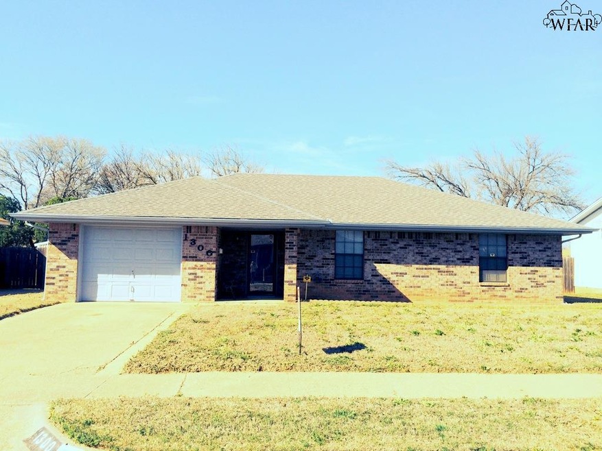 1300 Hunt St, Wichita Falls, TX 76302 - photo 1