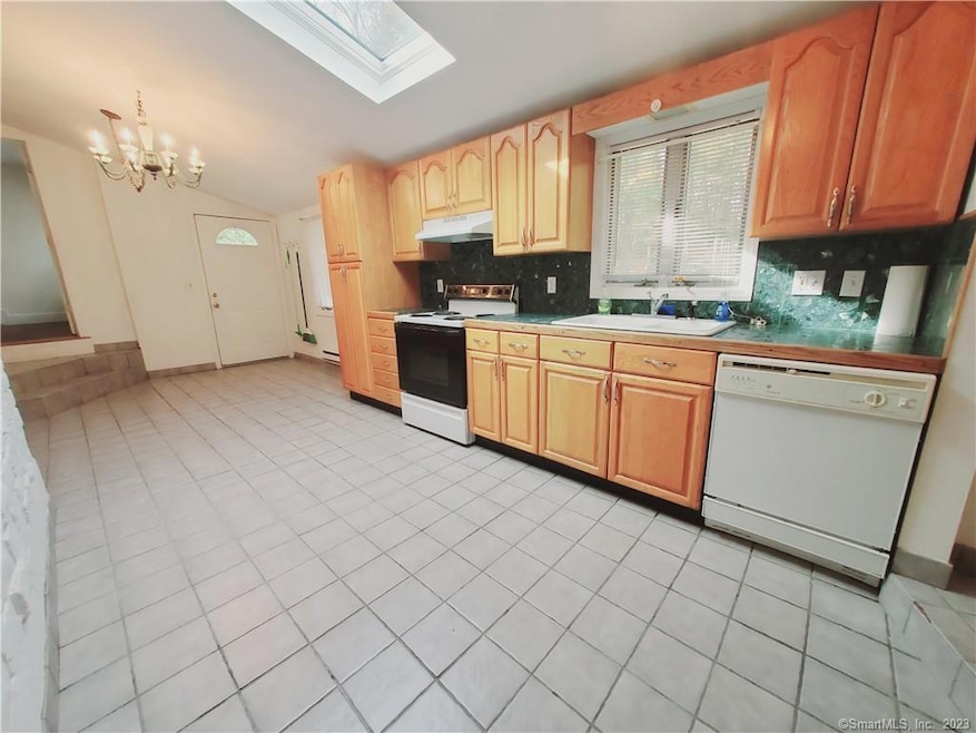 112 E Cross Rd unit 1, Stamford, CT 06907 - photo 1