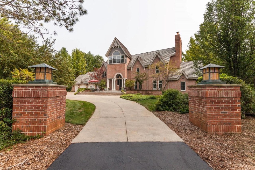 Welcome Home to N69W29753 Ridgeview Ct!